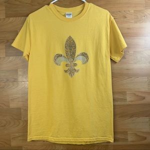 Gildan Small Fleur De Lis Gold Short Sleeve Crewneck T-Shirt